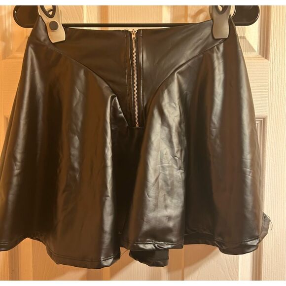 Fashion Nova faux leather mini skirt - Picture 3 of 4